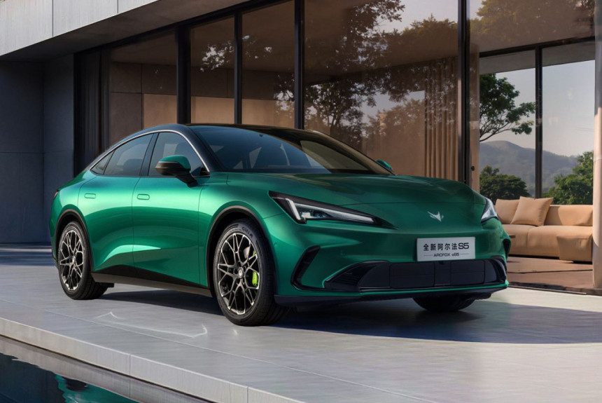 Обновленный седан Arcfox αS5 стал гибридом и позеленел Обновленный седан Arcfox αS5 стал гибридом и позеленел