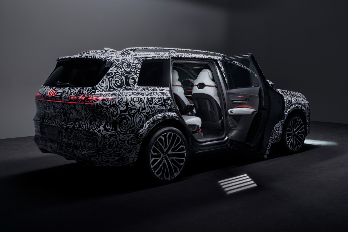 Audi показала салон большого кроссовера Q9
