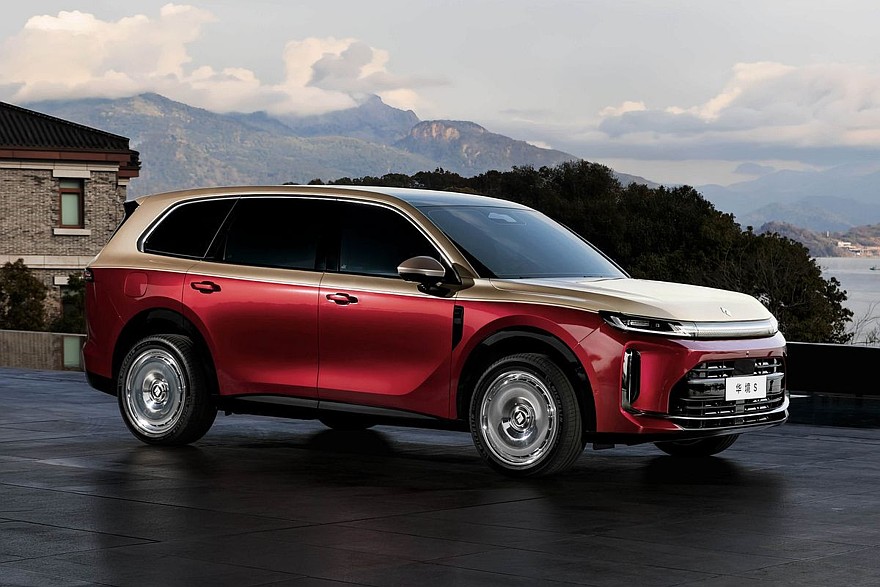 Флагманский кроссовер Baojun Huajing S с электроникой Huawei показали на новых фото