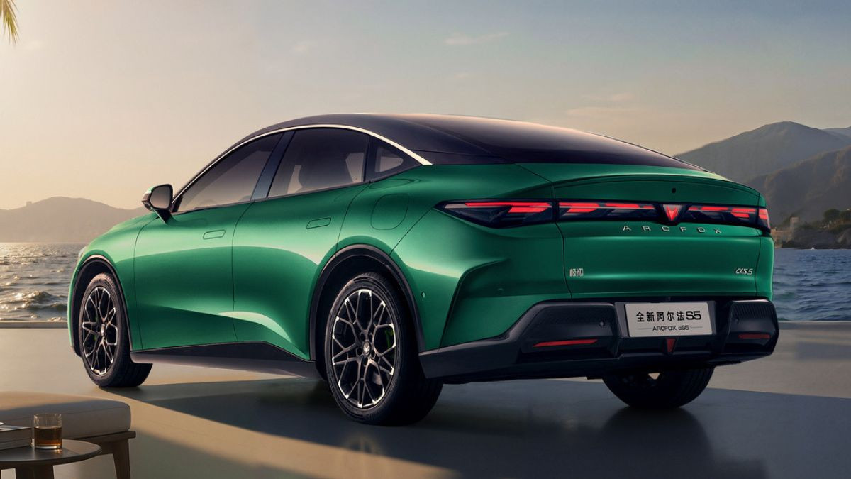 Обновленный седан Arcfox &alpha;S5 стал гибридом и позеленел