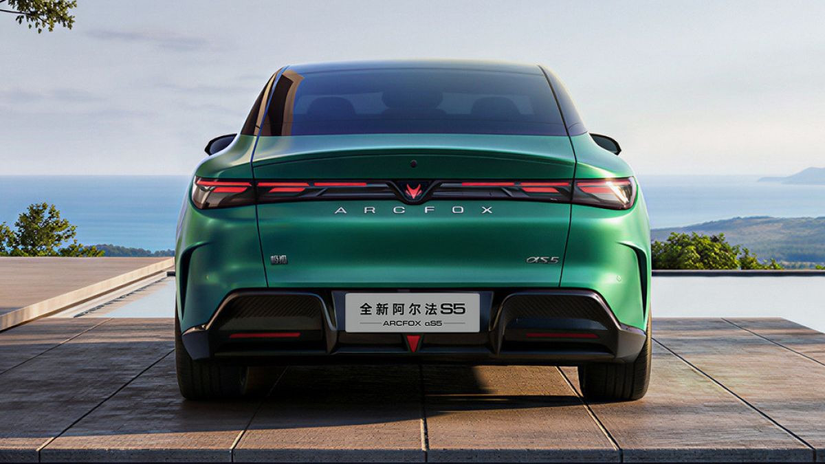 Обновленный седан Arcfox &alpha;S5 стал гибридом и позеленел