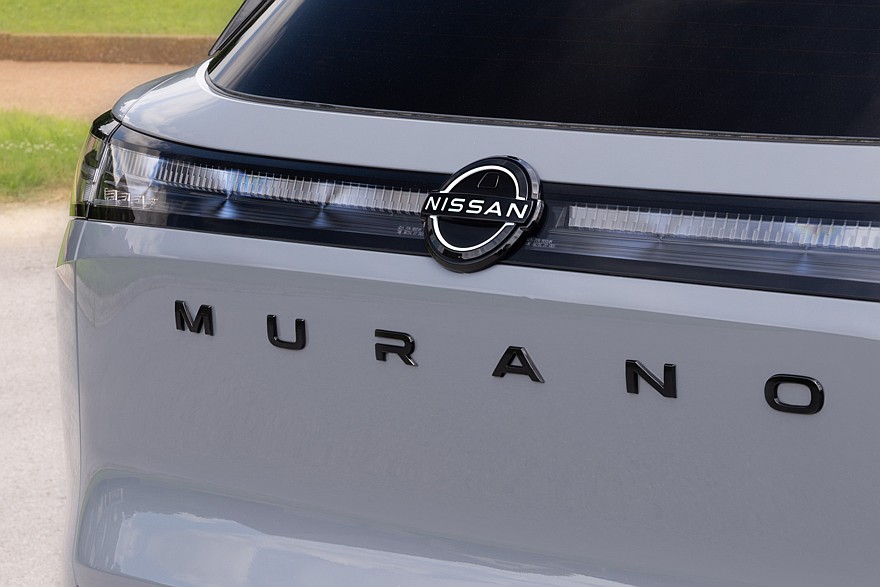 Nissan Murano лишился базовой версии и ощутимо подорожал