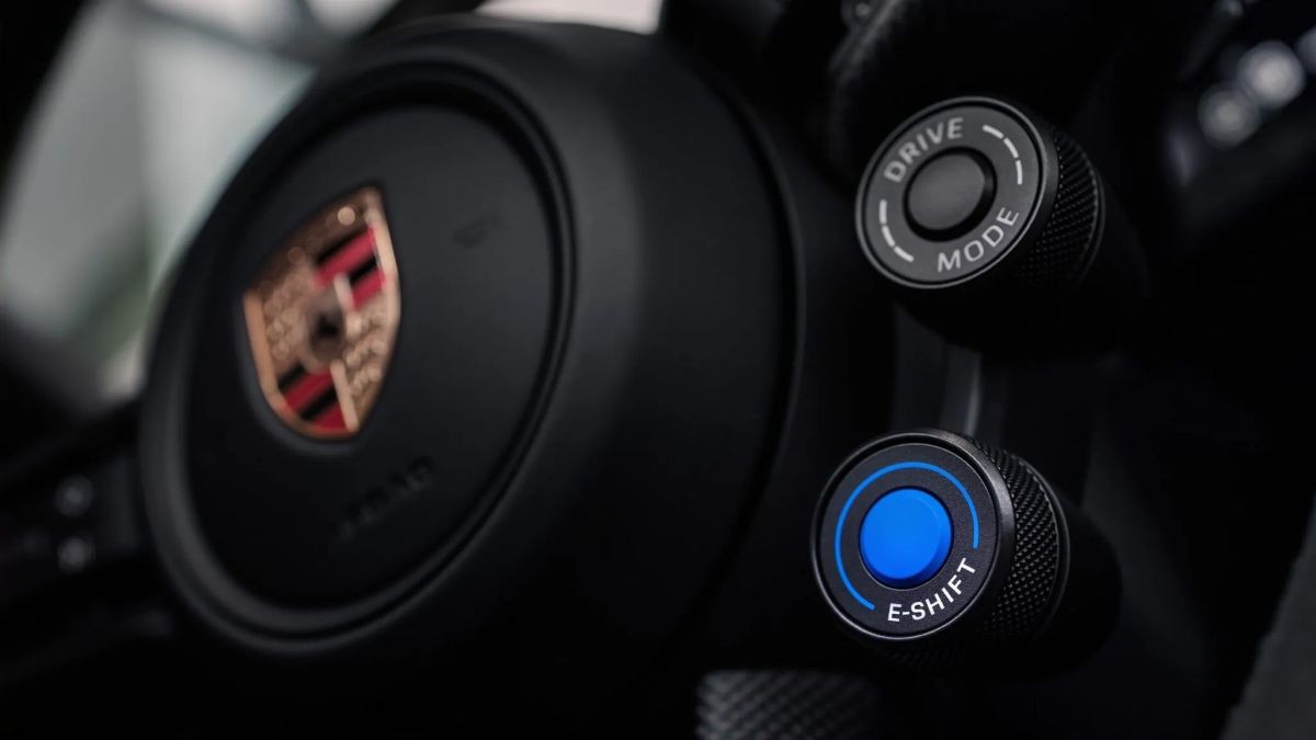 Модернизированный Porsche Taycan обрел восемь виртуальных &laquo;передач&raquo;