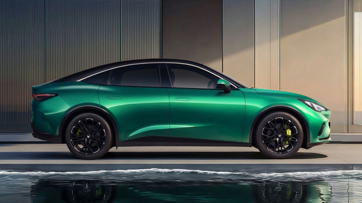 Обновленный седан Arcfox &alpha;S5 стал гибридом и позеленел