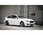 Красивый белый BMW 550i GT 6