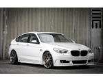 Красивый белый BMW 550i GT 2