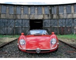 Яркий и гоночный автомобиль Alfa Romeo 82