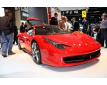 Новый Ferrari в автосалоне 90