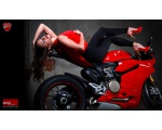 Красный Ducati с девушкой 4