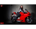 Красный Ducati с девушкой 9