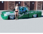 Зелёное авто и красивая девушка 