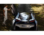 Автомобиль будущего BMW вместе с девушкой 