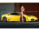 Спортивный желтый автомобиль с девушкой 