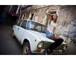 Девушки в обнимку с российскими автомобиля 35