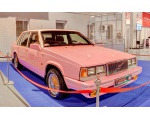 Розовый автомобиль восьмидесятых годов