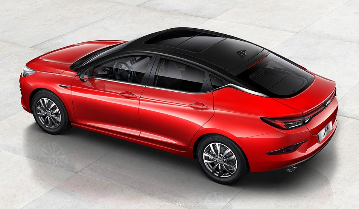 Лифтбек JAC J7 и семиместный кроссовер S7: подробности о версиях для России