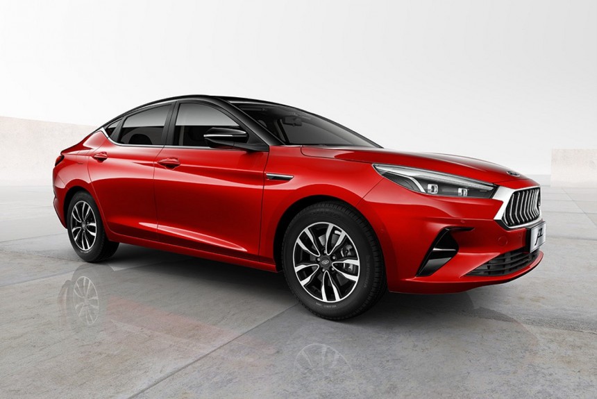 Лифтбек JAC J7 и семиместный кроссовер S7: подробности о версиях для России