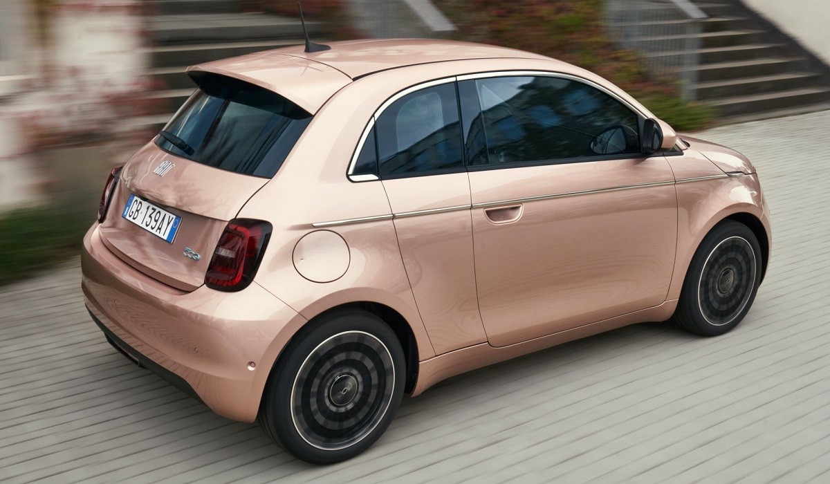 Электрический хэтчбек Fiat 500 обзавелся версией «3+1»