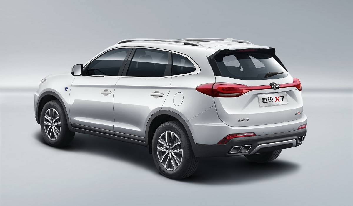 Лифтбек JAC J7 и семиместный кроссовер S7: подробности о версиях для России