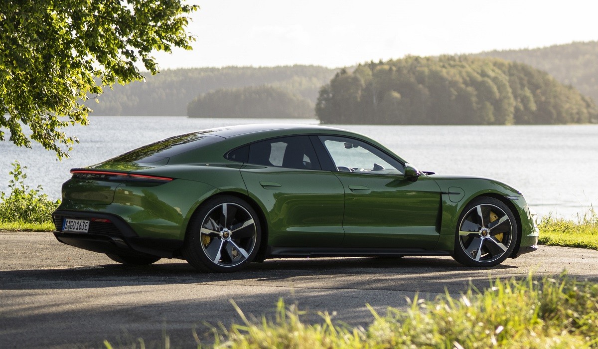 Porsche Taycan прошел сертификацию в России и заметно подешевел Porsche Taycan прошел сертификацию в России и заметно подешевел