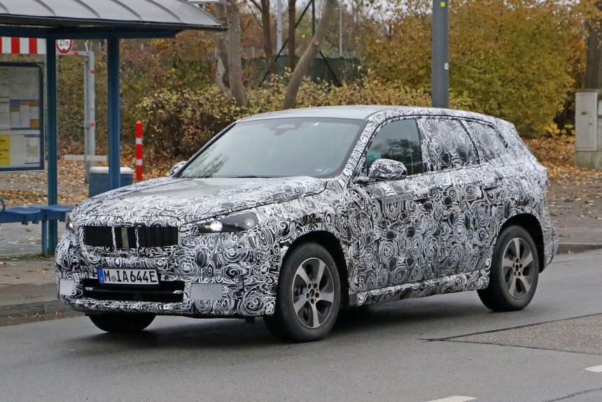 Электрический паркетник BMW iX1 впервые попался фотошпионам