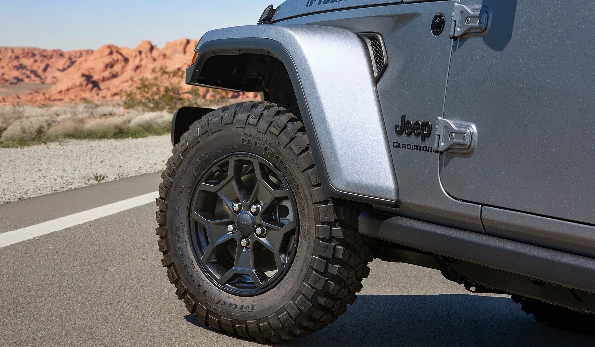 Пикап Jeep Gladiator обзавелся ретроверсией для бездорожья Пикап Jeep Gladiator обзавелся ретроверсией для бездорожья