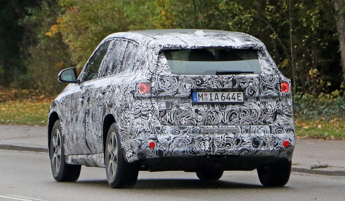 Электрический паркетник BMW iX1 впервые попался фотошпионам