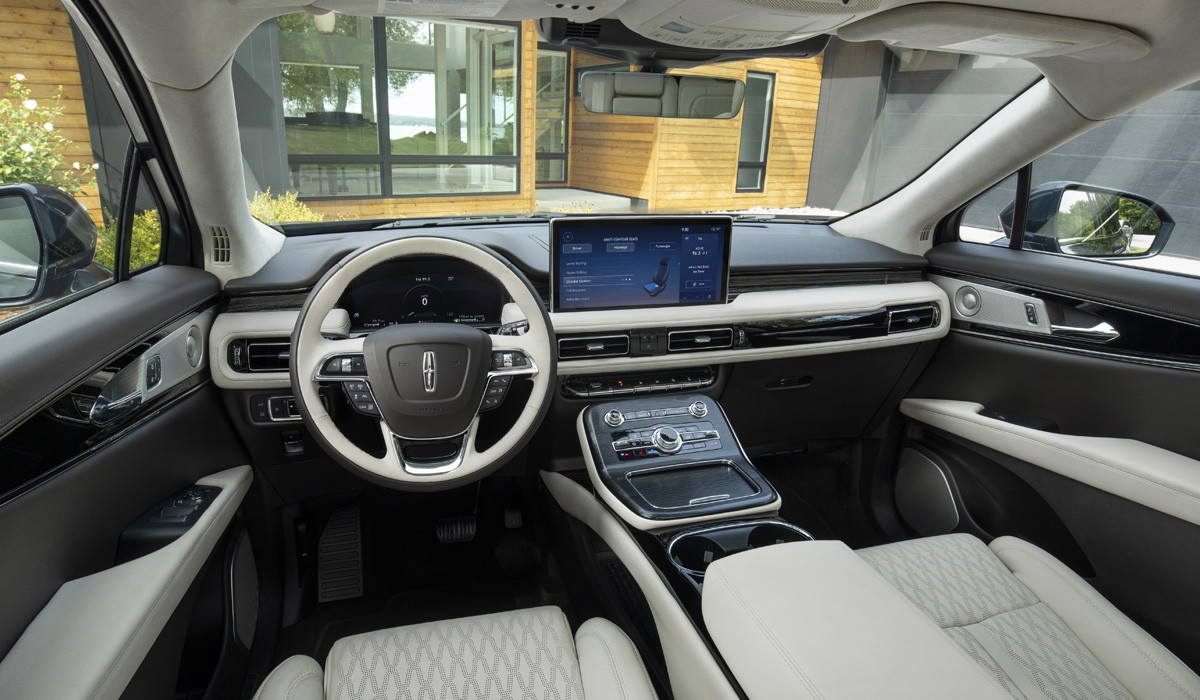 Кроссовер Lincoln Nautilus обрел современный интерьер Кроссовер Lincoln Nautilus обрел современный интерьер