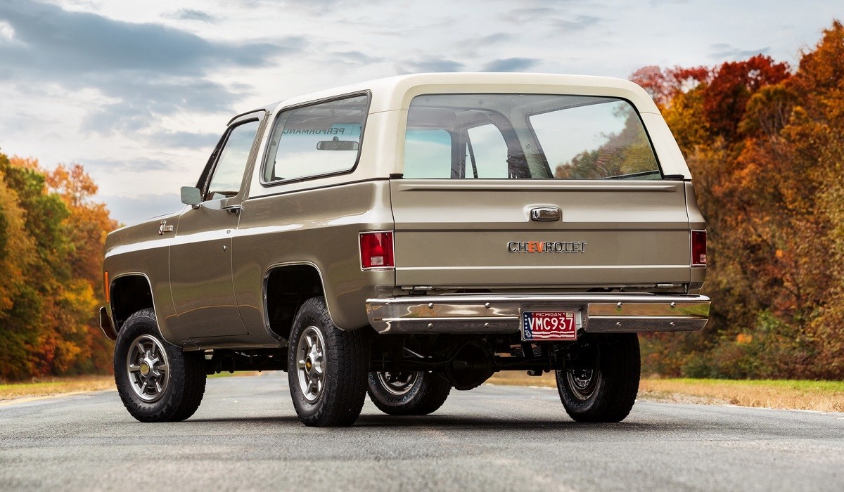 Внедорожник Chevrolet K5 Blazer-E примерил технику электрохэтчбека Внедорожник Chevrolet K5 Blazer-E примерил технику электрохэтчбека