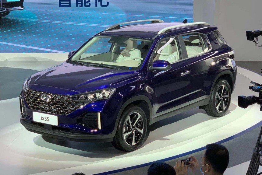 Кроссовер Hyundai ix35 сменил внешность Кроссовер Hyundai ix35 сменил внешность