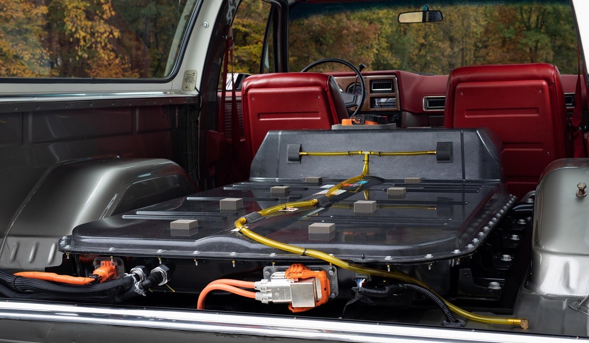 Внедорожник Chevrolet K5 Blazer-E примерил технику электрохэтчбека Внедорожник Chevrolet K5 Blazer-E примерил технику электрохэтчбека