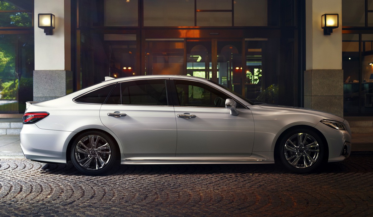 Седану Toyota Crown поменяли интерьер Седану Toyota Crown поменяли интерьер