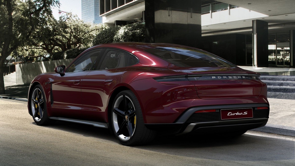 Porsche Taycan прошел сертификацию в России и заметно подешевел Porsche Taycan прошел сертификацию в России и заметно подешевел