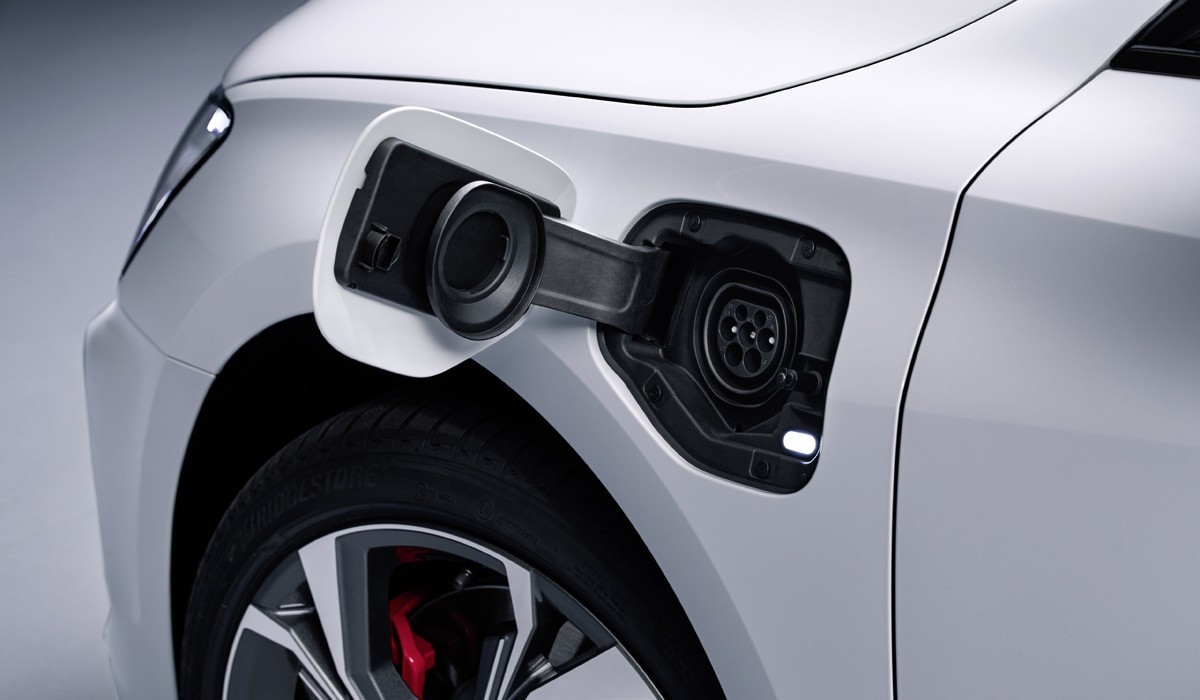 Гибридный хэтчбек Audi A3 стал «горячее» Гибридный хэтчбек Audi A3 стал «горячее»