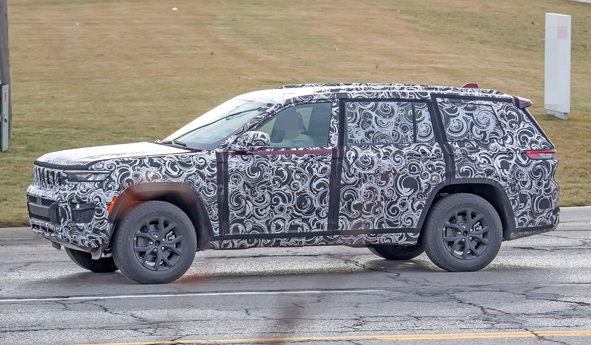 Новый Jeep Grand Cherokee засветился в камуфляже Новый Jeep Grand Cherokee засветился в камуфляже