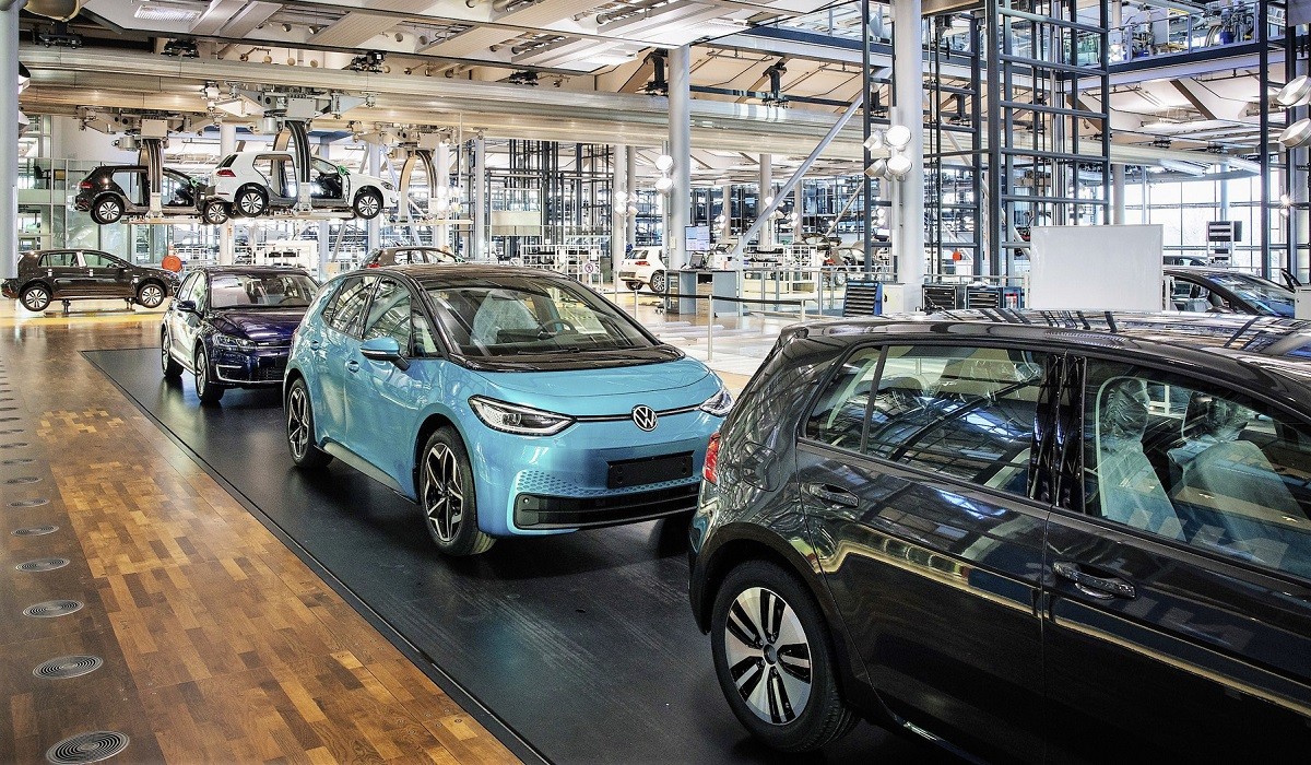 Последний электрический Volkswagen e-Golf сошел с конвейера Последний электрический Volkswagen e-Golf сошел с конвейера