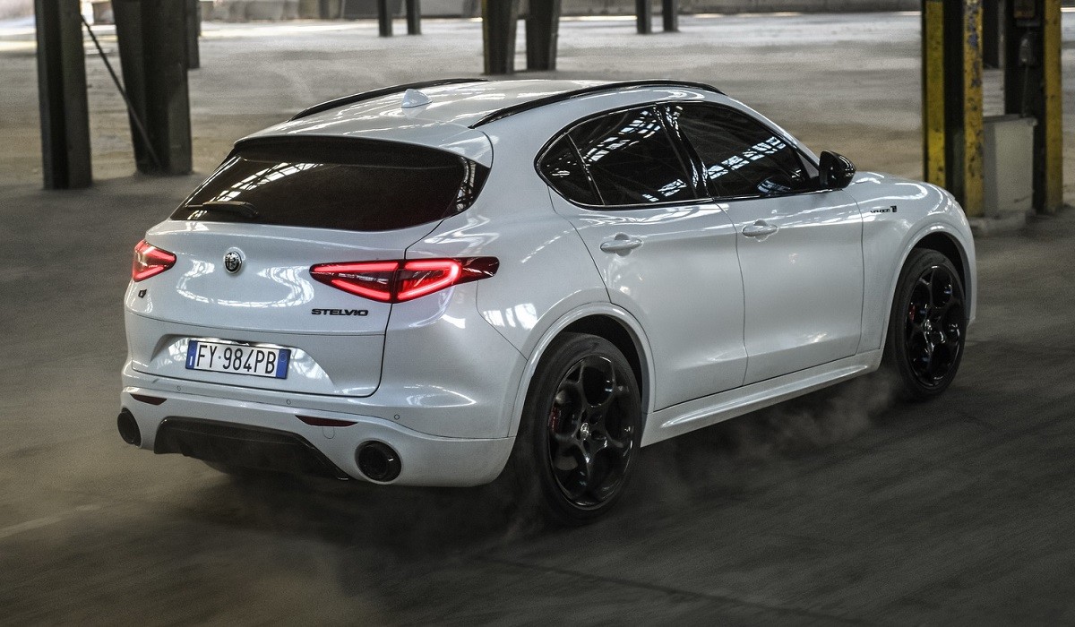 Alfa Romeo Stelvio Veloce Ti примерил образ топ-версии Quadrifoglio Alfa Romeo Stelvio Veloce Ti примерил образ топ-версии Quadrifoglio