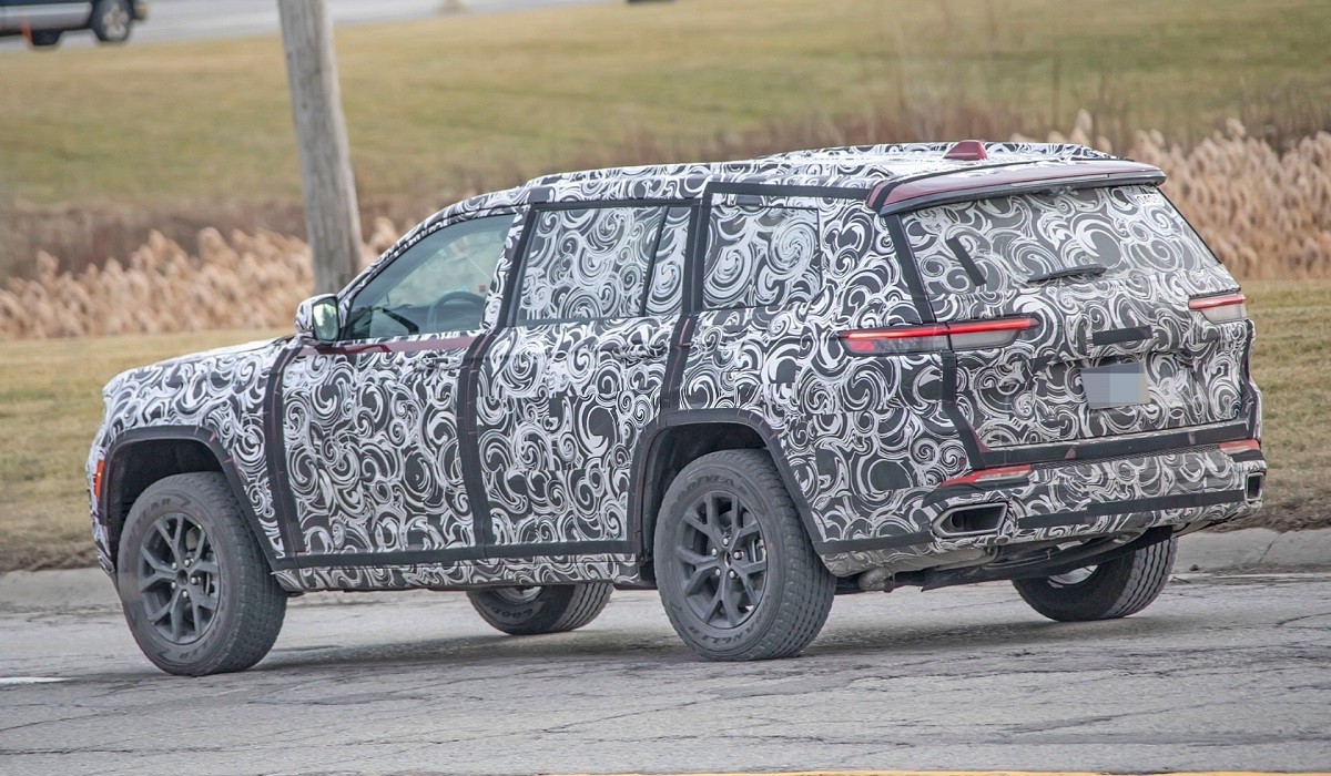 Новый Jeep Grand Cherokee засветился в камуфляже Новый Jeep Grand Cherokee засветился в камуфляже