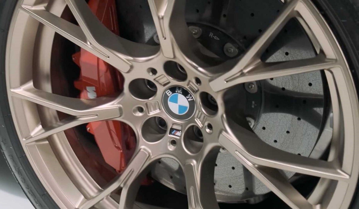 Экстремальный седан BMW M5 CS показали на тизере Экстремальный седан BMW M5 CS показали на тизере