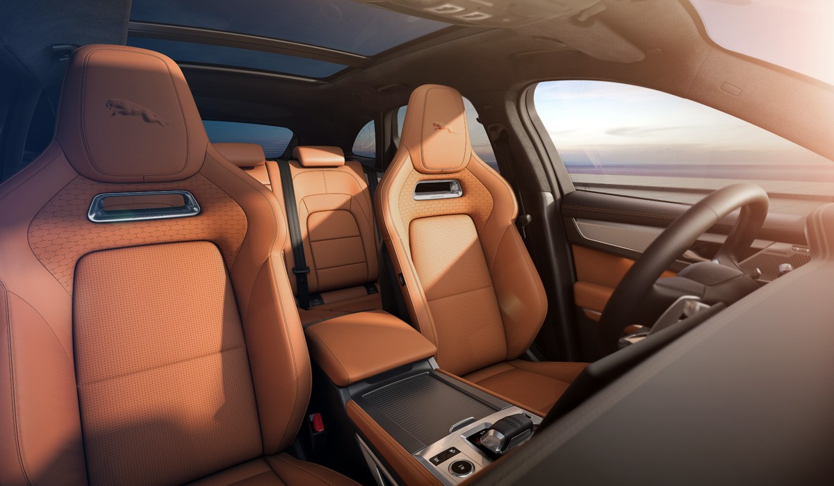 Объявлены цены на обновленные кроссоверы Jaguar F-Pace