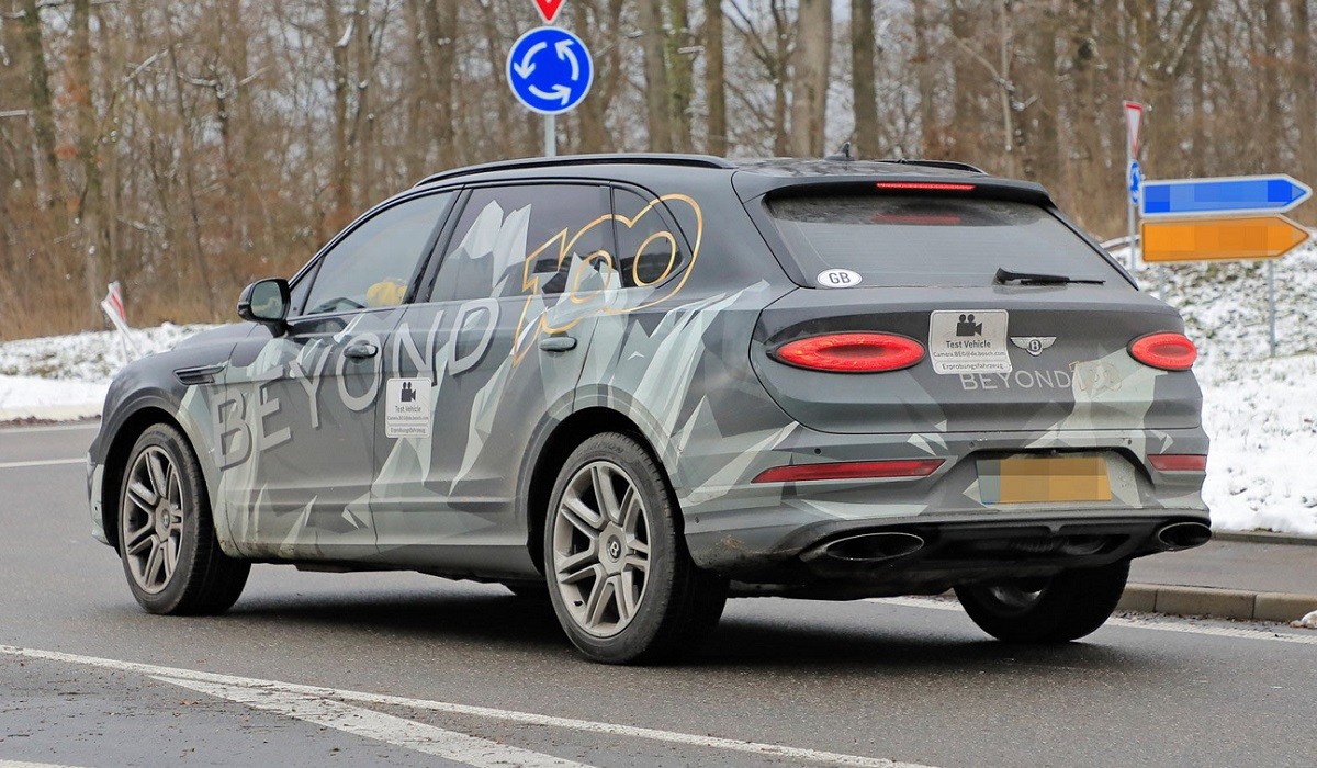 Фотошпионы подловили длиннобазный кроссовер Bentley Bentayga Фотошпионы подловили длиннобазный кроссовер Bentley Bentayga