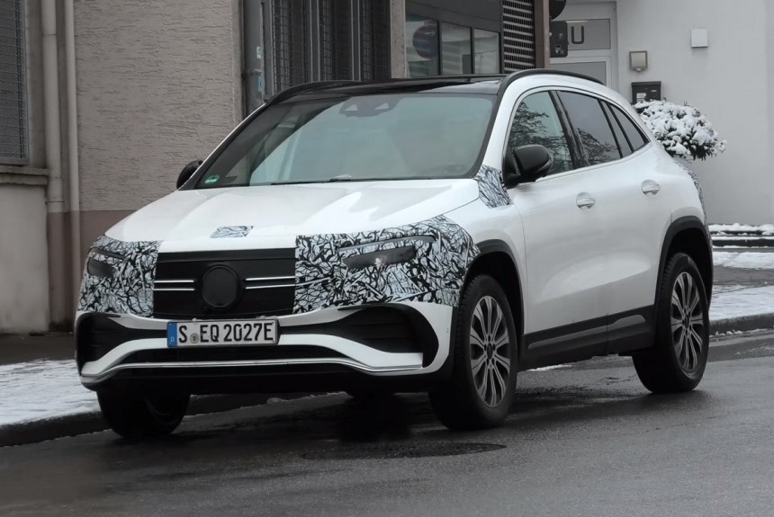 Электрические паркетники Mercedes EQA и EQB сбрасывают камуфляж