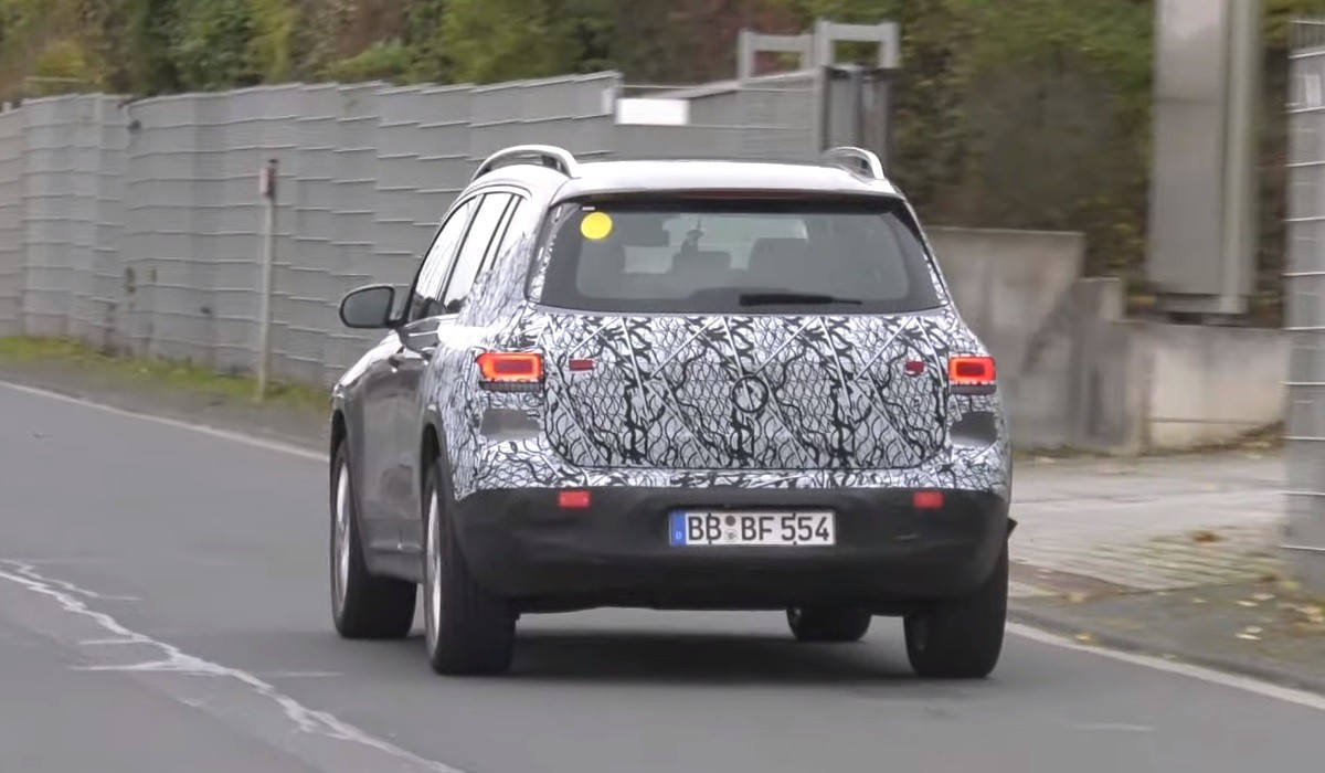 Электрические паркетники Mercedes EQA и EQB сбрасывают камуфляж