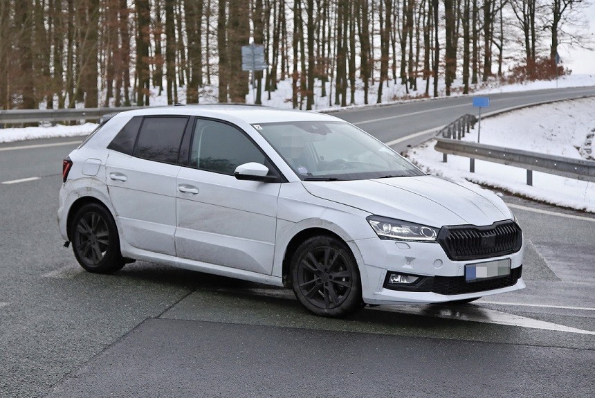 Skoda Fabia четвертого поколения сбрасывает камуфляж Skoda Fabia четвертого поколения сбрасывает камуфляж