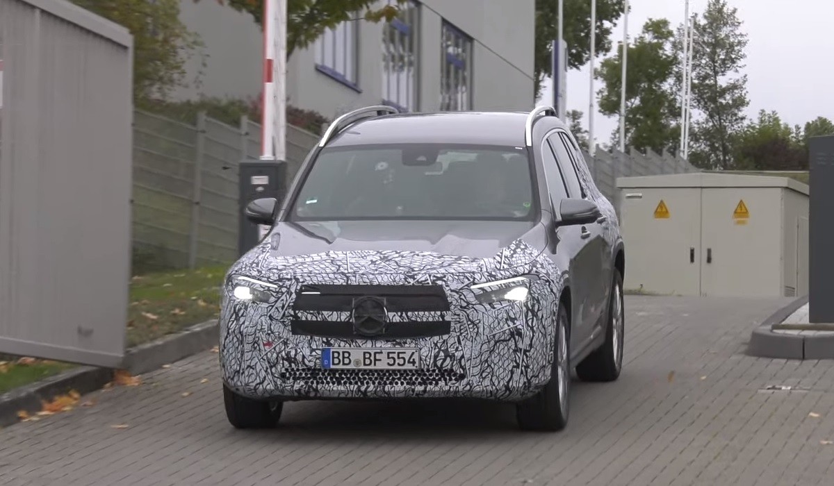 Электрические паркетники Mercedes EQA и EQB сбрасывают камуфляж