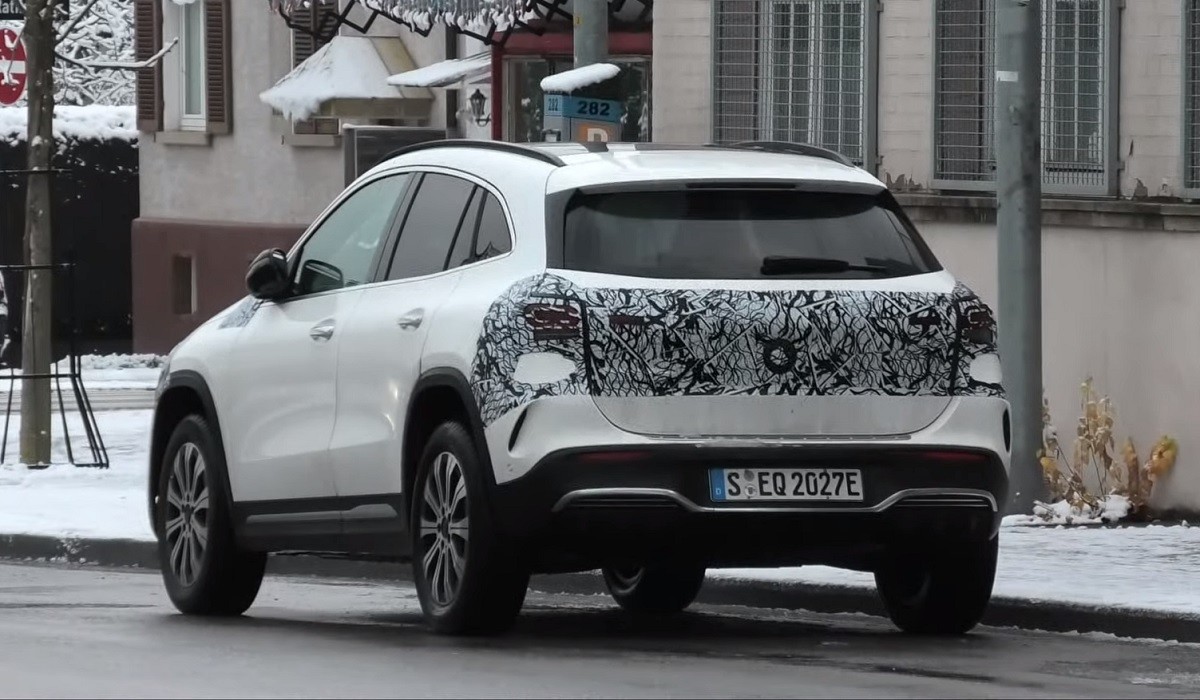 Электрические паркетники Mercedes EQA и EQB сбрасывают камуфляж