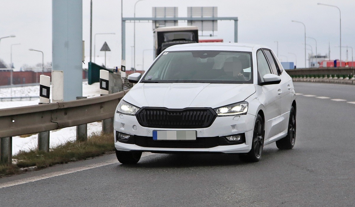Skoda Fabia четвертого поколения сбрасывает камуфляж Skoda Fabia четвертого поколения сбрасывает камуфляж