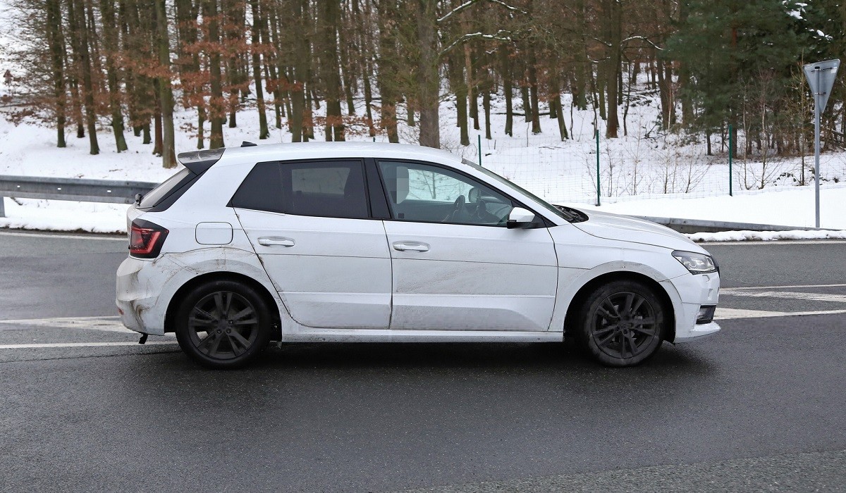 Skoda Fabia четвертого поколения сбрасывает камуфляж Skoda Fabia четвертого поколения сбрасывает камуфляж