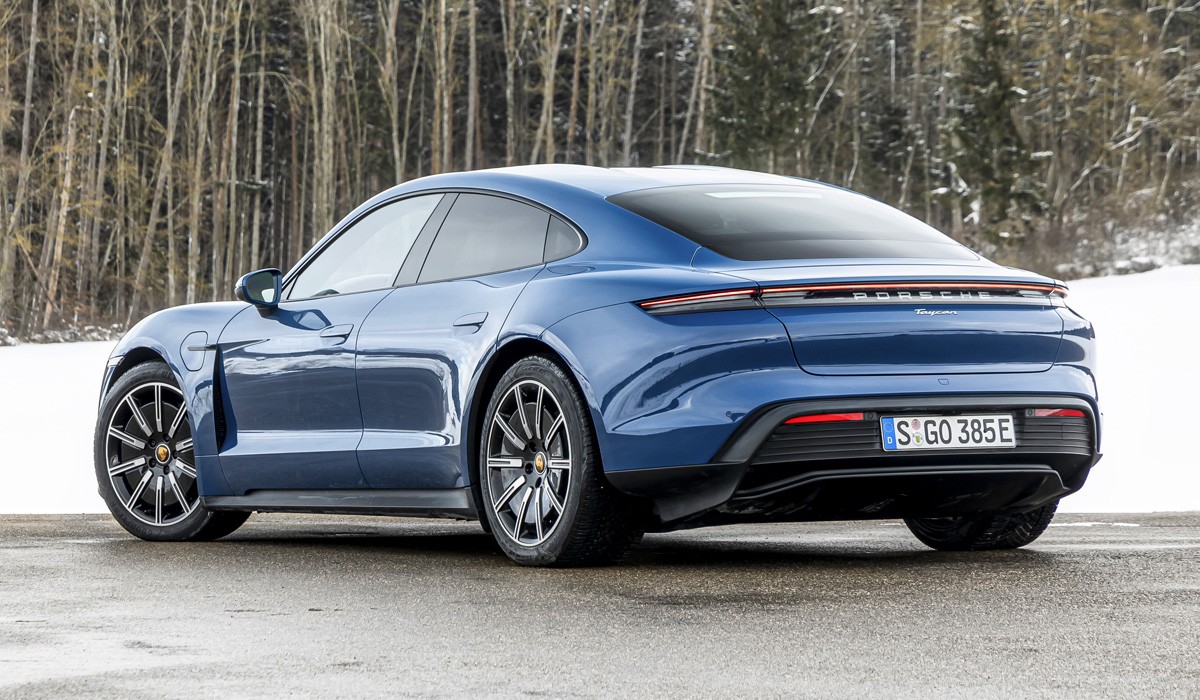 В России появится базовый Porsche Taycan: объявлена цена