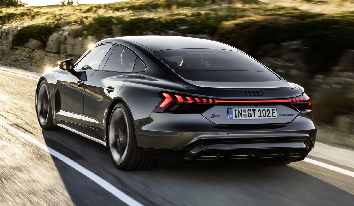 Серийный электроседан Audi e-tron GT представлен в двух версиях Серийный электроседан Audi e-tron GT представлен в двух версиях
